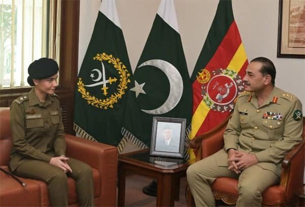 Army Chiefs meeting with female police officer congratulations on Lahore incident