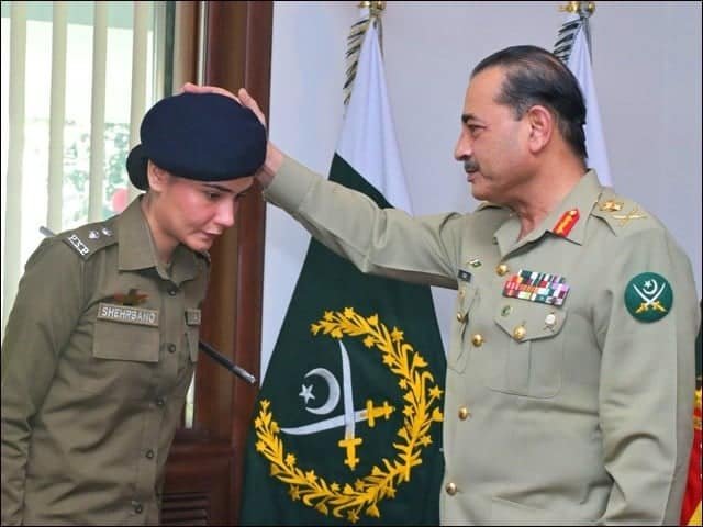 Army Chief's meeting with female police officer, congratulations on Lahore incident